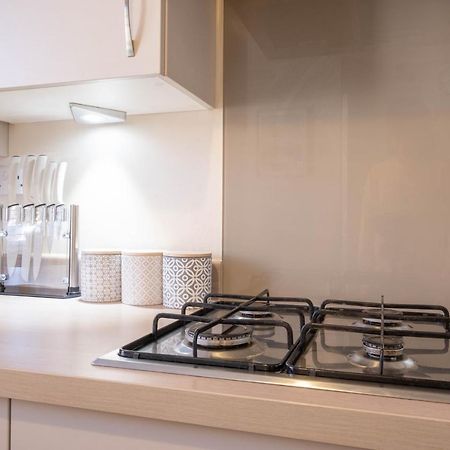 נורת'המפטון Beautiful And Comfortable Home Away From Home With Free Parking, Fast Wifi And White Crisp Hotel Standard Linen Hosted By Our Home Short Stays מראה חיצוני תמונה