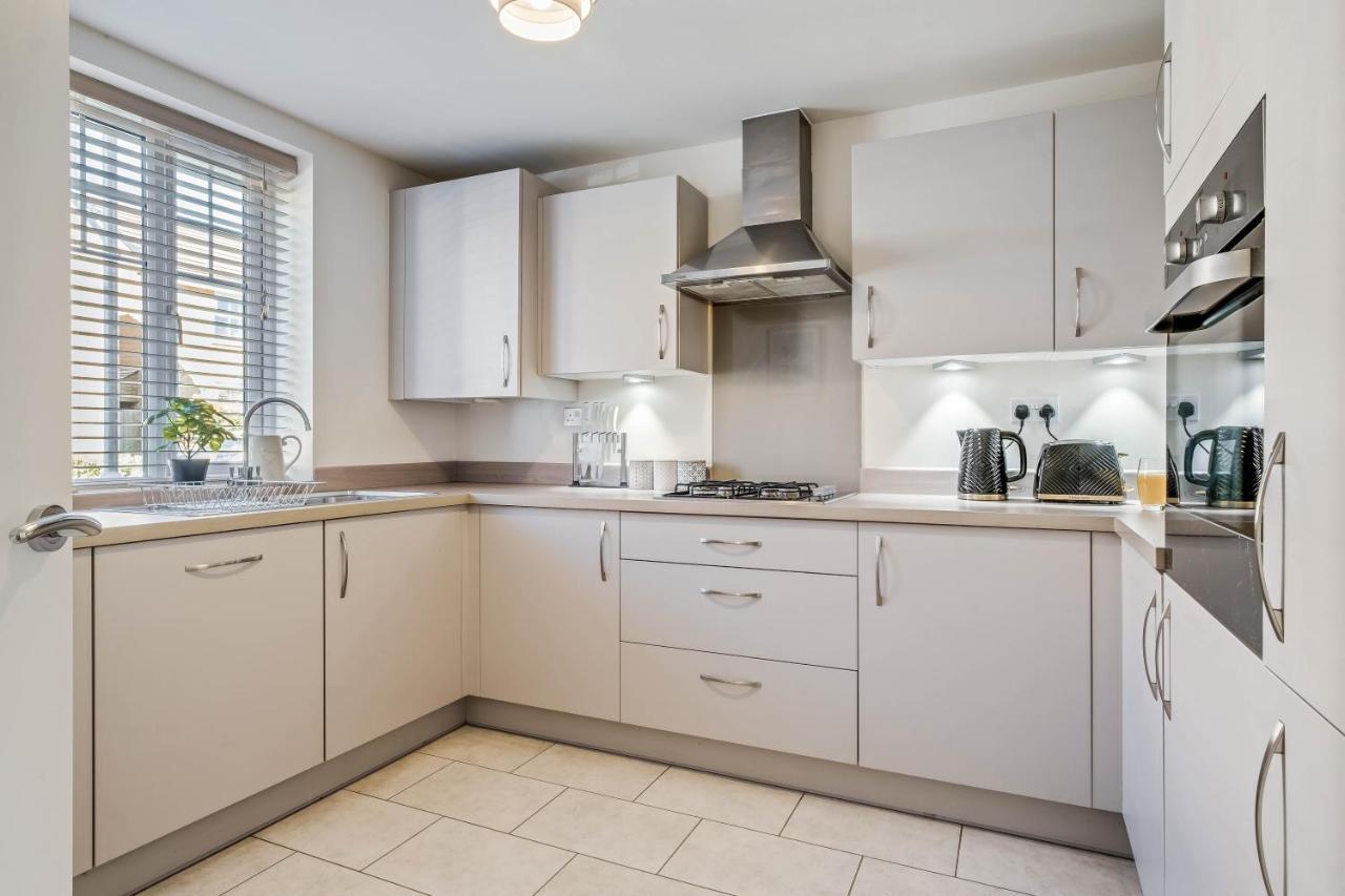 נורת'המפטון Beautiful And Comfortable Home Away From Home With Free Parking, Fast Wifi And White Crisp Hotel Standard Linen Hosted By Our Home Short Stays מראה חיצוני תמונה