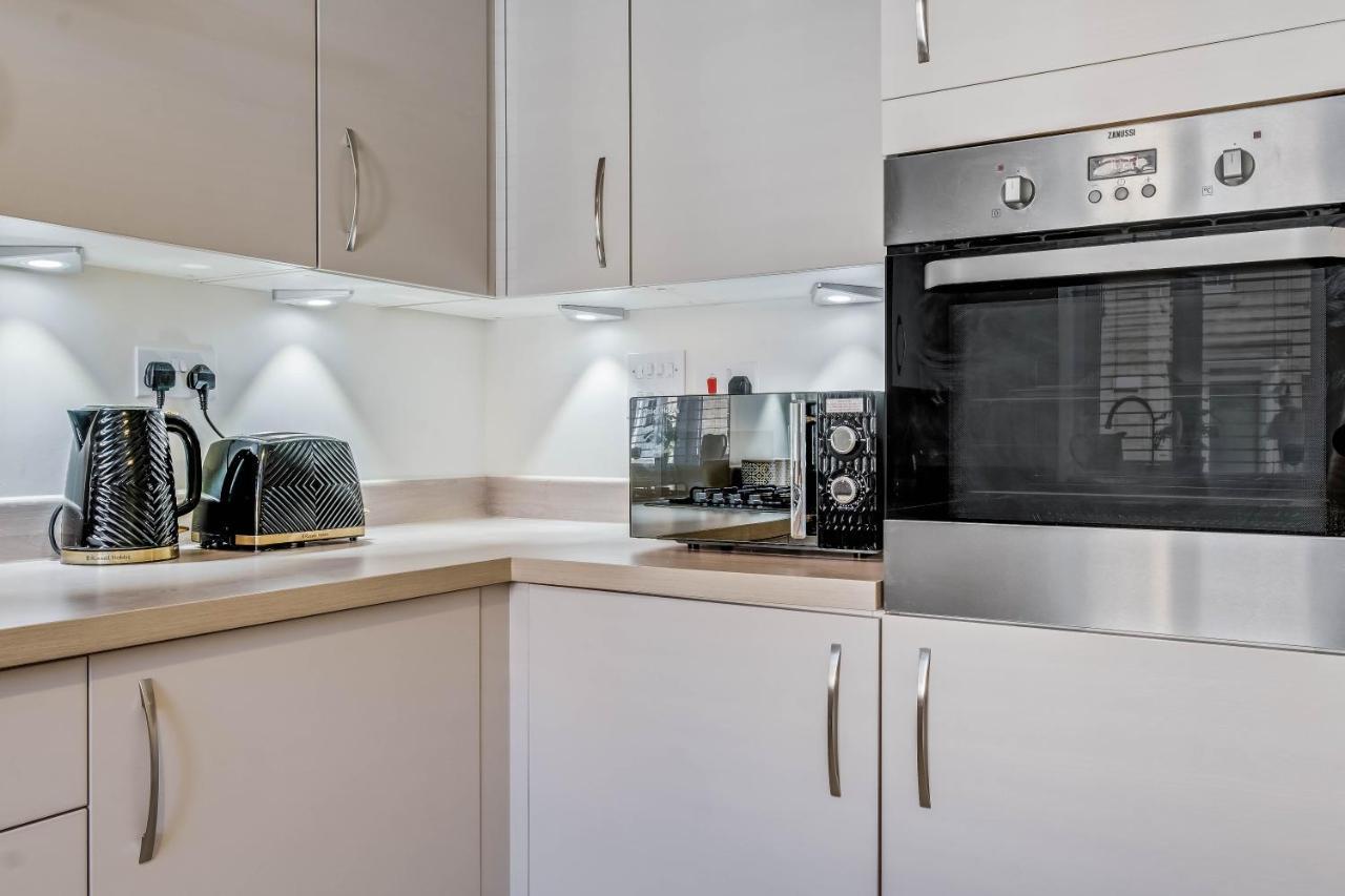 נורת'המפטון Beautiful And Comfortable Home Away From Home With Free Parking, Fast Wifi And White Crisp Hotel Standard Linen Hosted By Our Home Short Stays מראה חיצוני תמונה