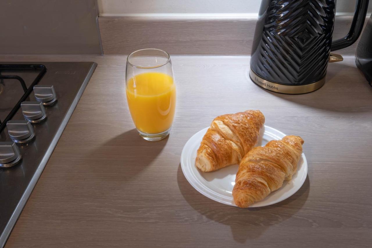 נורת'המפטון Beautiful And Comfortable Home Away From Home With Free Parking, Fast Wifi And White Crisp Hotel Standard Linen Hosted By Our Home Short Stays מראה חיצוני תמונה