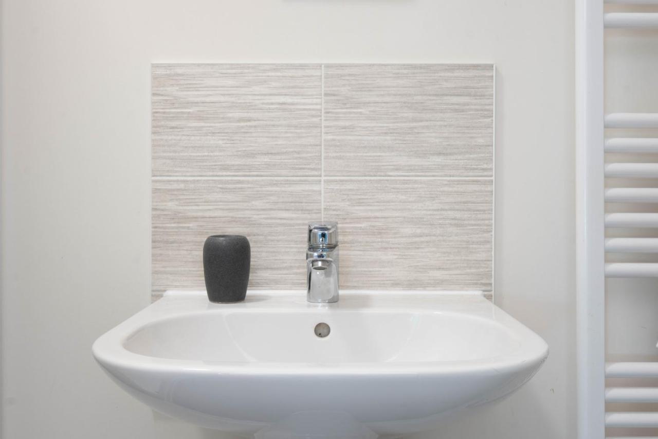 נורת'המפטון Beautiful And Comfortable Home Away From Home With Free Parking, Fast Wifi And White Crisp Hotel Standard Linen Hosted By Our Home Short Stays מראה חיצוני תמונה