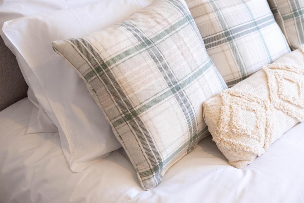 נורת'המפטון Beautiful And Comfortable Home Away From Home With Free Parking, Fast Wifi And White Crisp Hotel Standard Linen Hosted By Our Home Short Stays מראה חיצוני תמונה