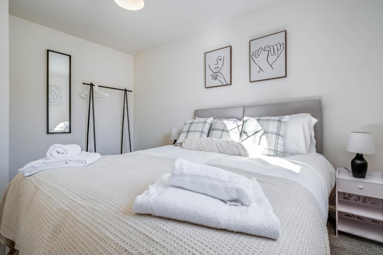 נורת'המפטון Beautiful And Comfortable Home Away From Home With Free Parking, Fast Wifi And White Crisp Hotel Standard Linen Hosted By Our Home Short Stays מראה חיצוני תמונה