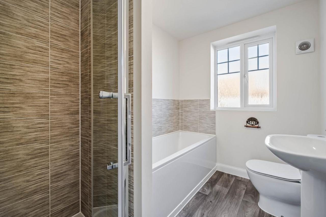 נורת'המפטון Beautiful And Comfortable Home Away From Home With Free Parking, Fast Wifi And White Crisp Hotel Standard Linen Hosted By Our Home Short Stays מראה חיצוני תמונה